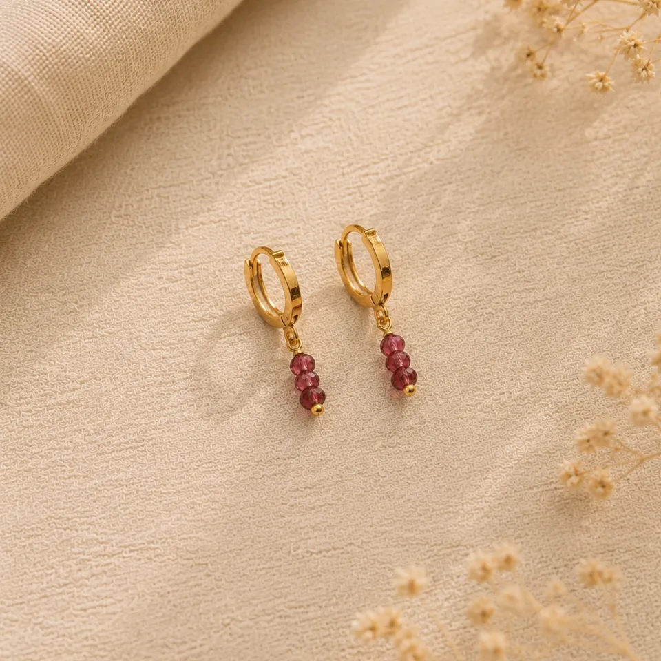 Ô PLUM Mini Créoles Tige Grenat 2,4 cm plaqué or paire