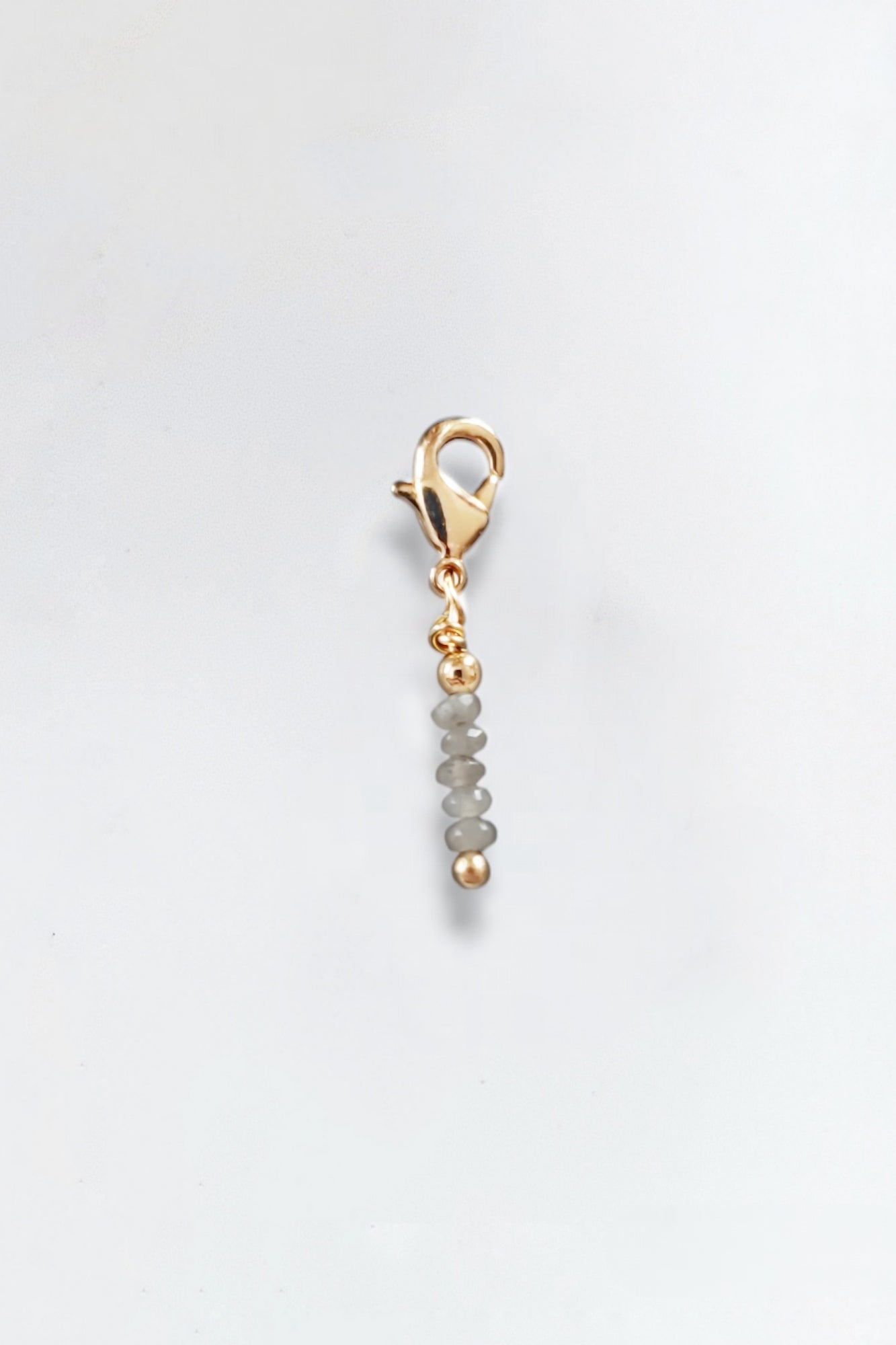 Ô Plum Breloques et Chaînes breloque tige quartz gris plaqué or 2,8 cm