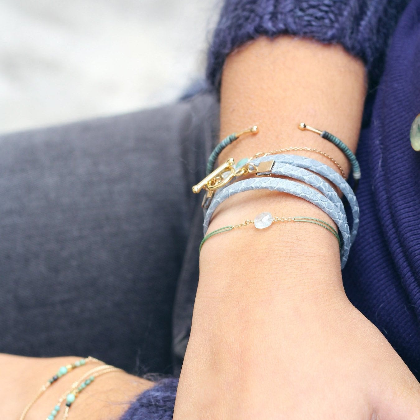 Ô PLUM Cordon Aigue-Marine bracelet plaqué or réglable enfant