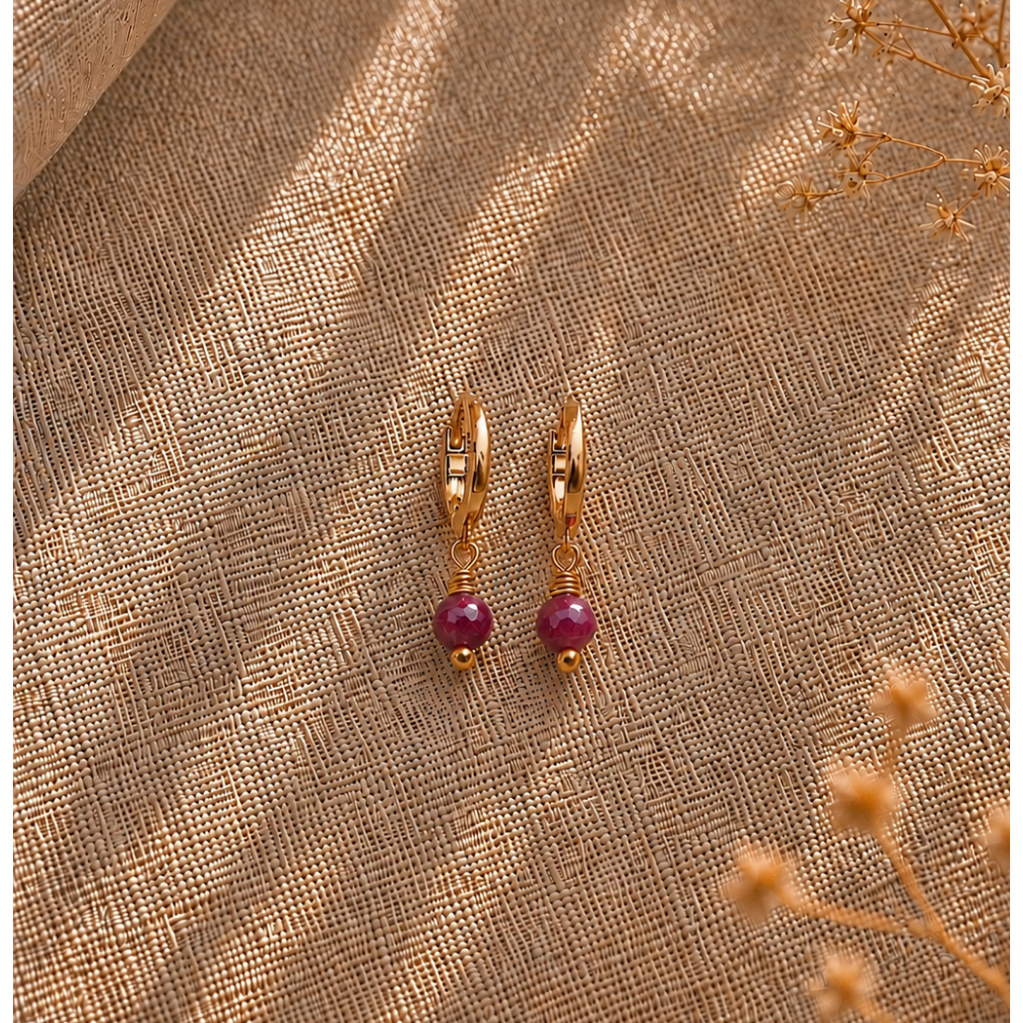 Ô PLUM Mini-créoles pastilles rubis boucles à la paire plaqué or