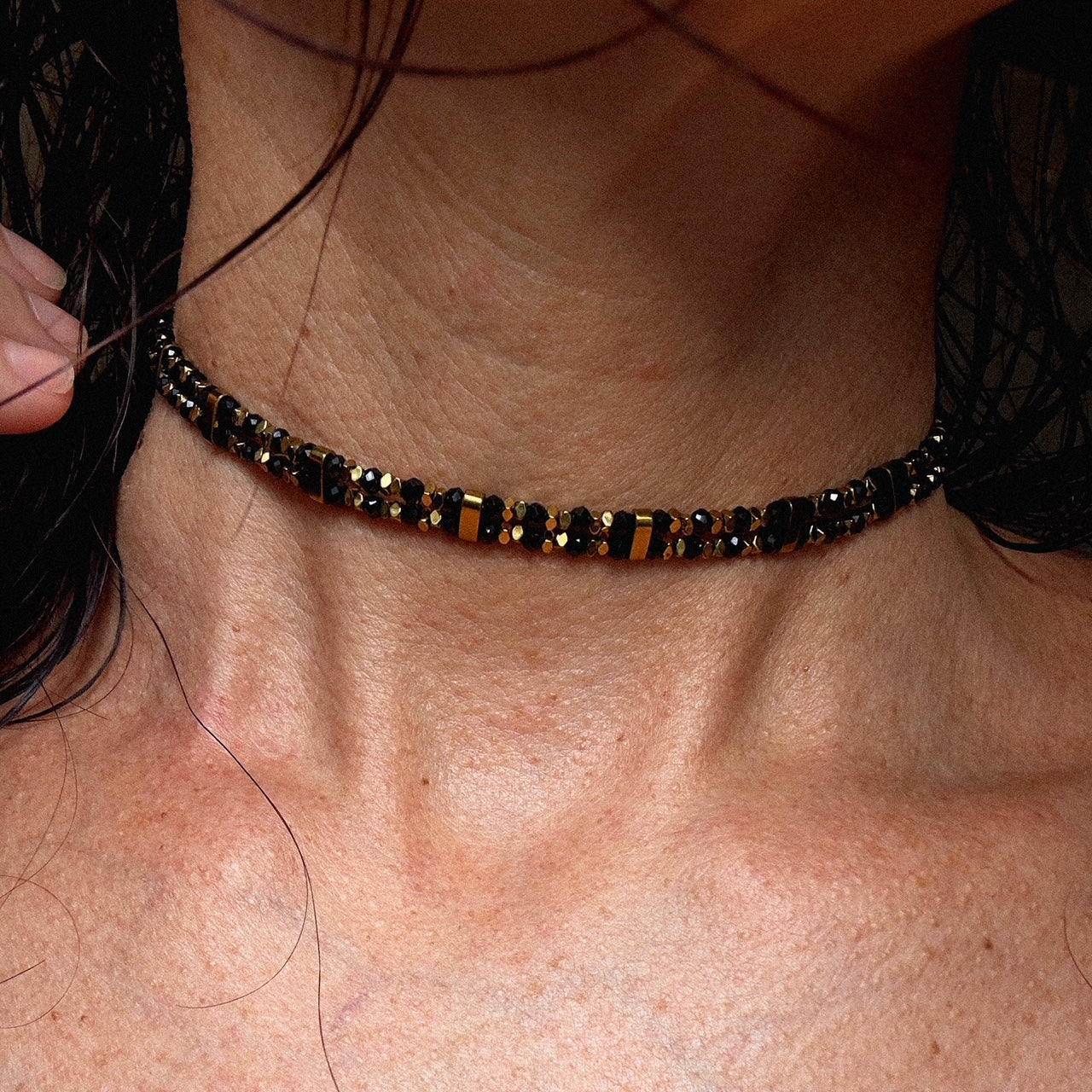 MAD SO CREATION Arya choker spinelle noir doré 32,5 cm