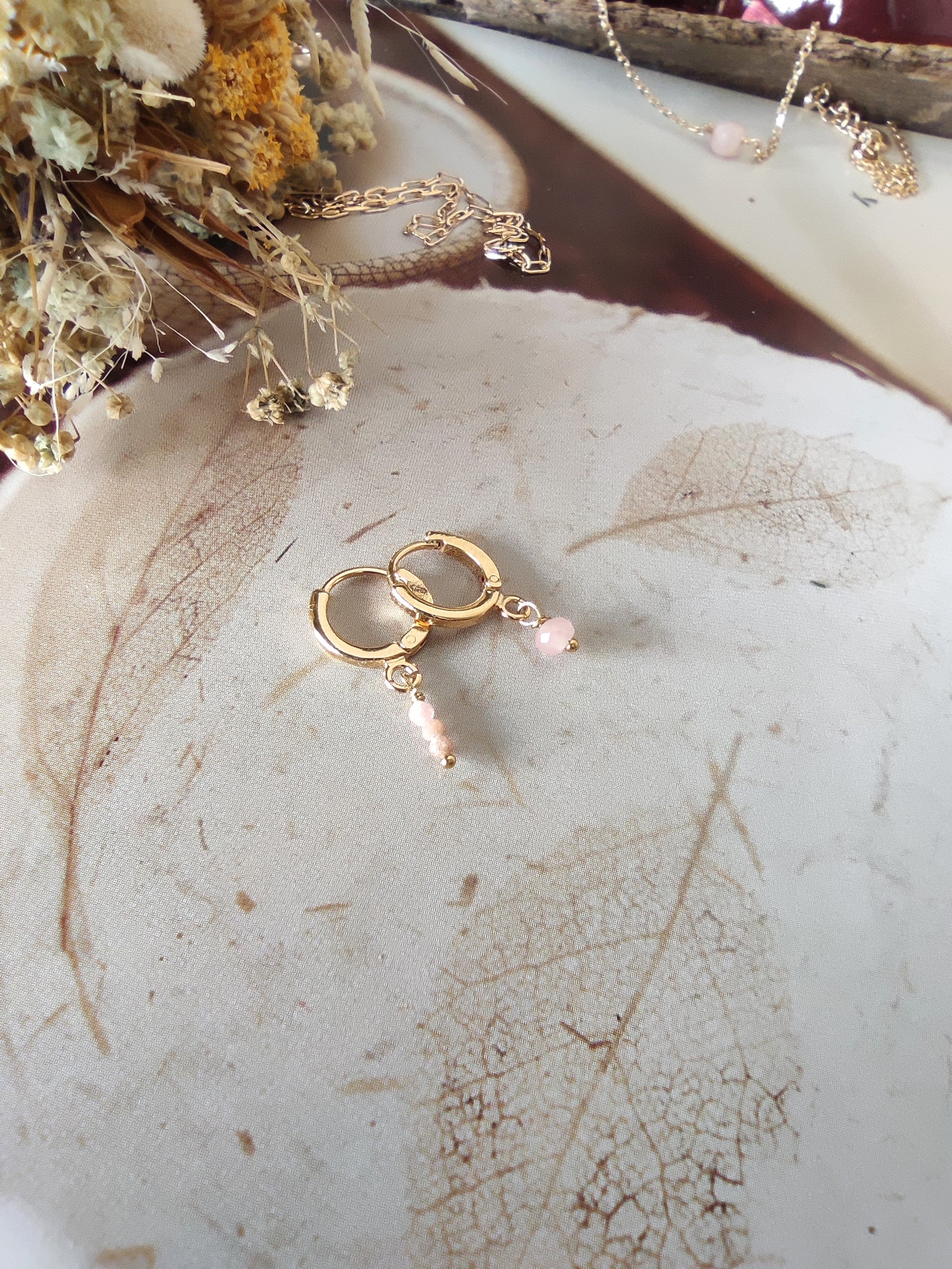 Ô PLUM Quartz rose mini créoles plaqué or unité paire