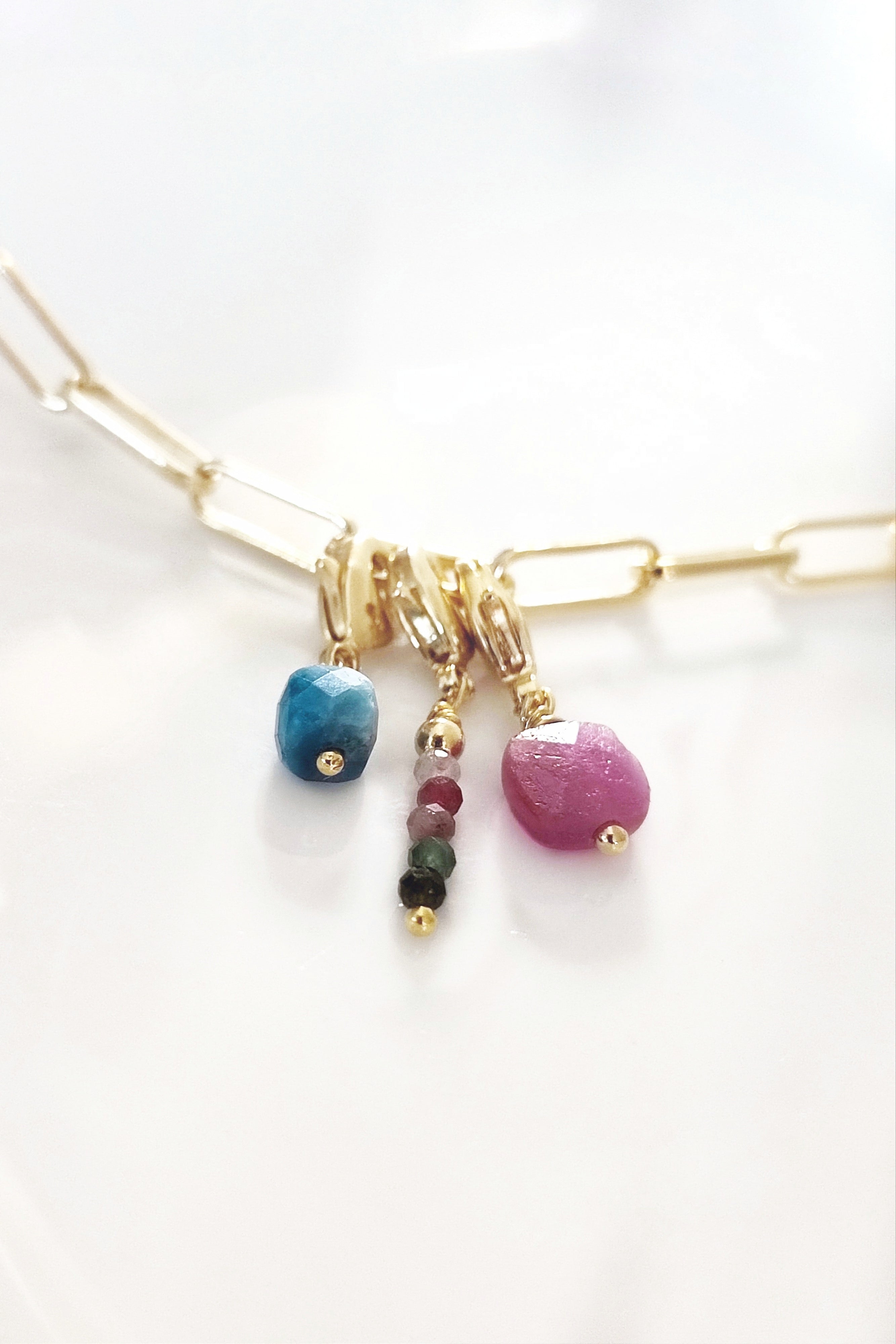 Ô PLUM Breloque Tige Tourmalines charms plaqué or 2 cm
