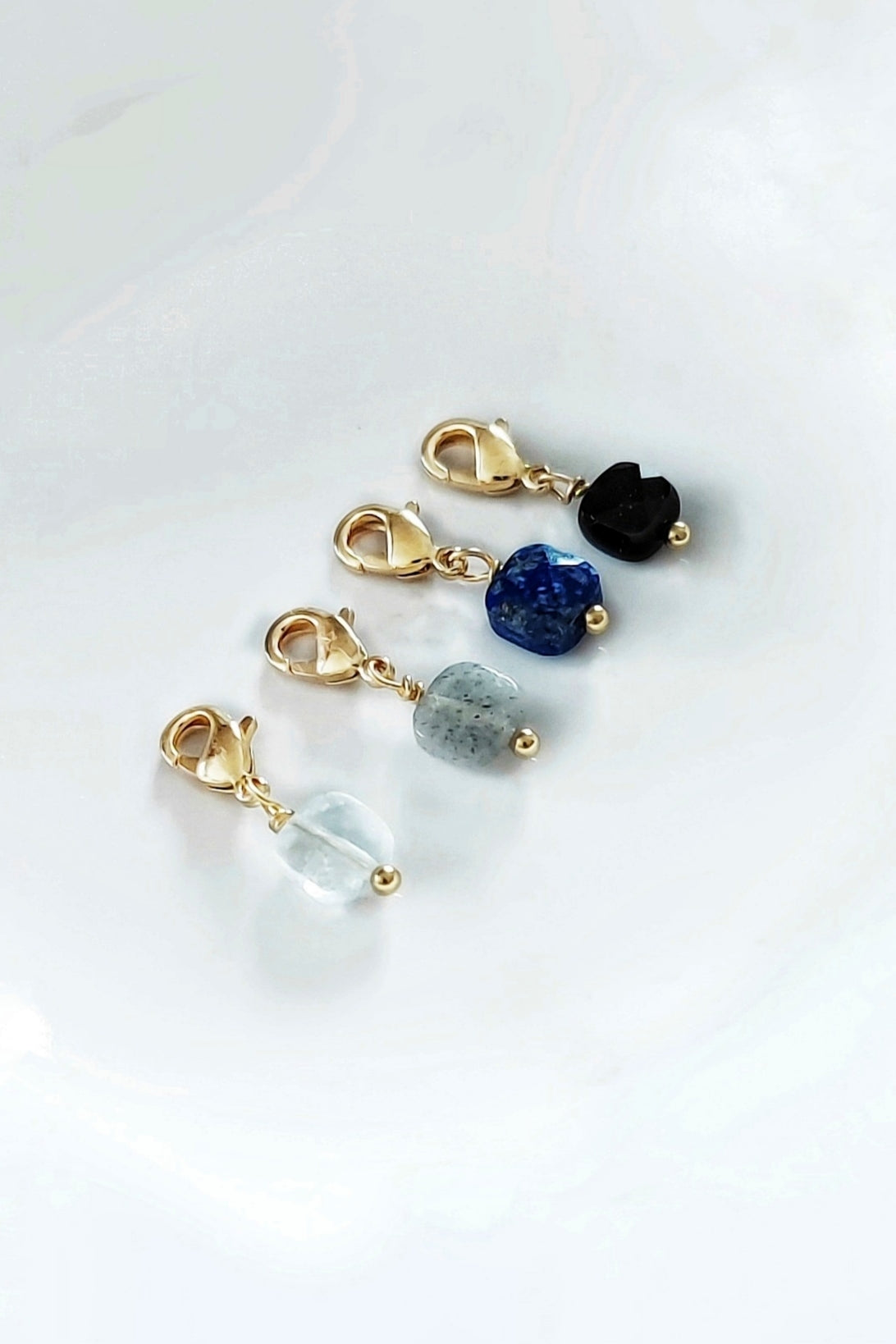 Ô PLUM Breloque petit lapis lazuli pendentif plaqué or 2 cm