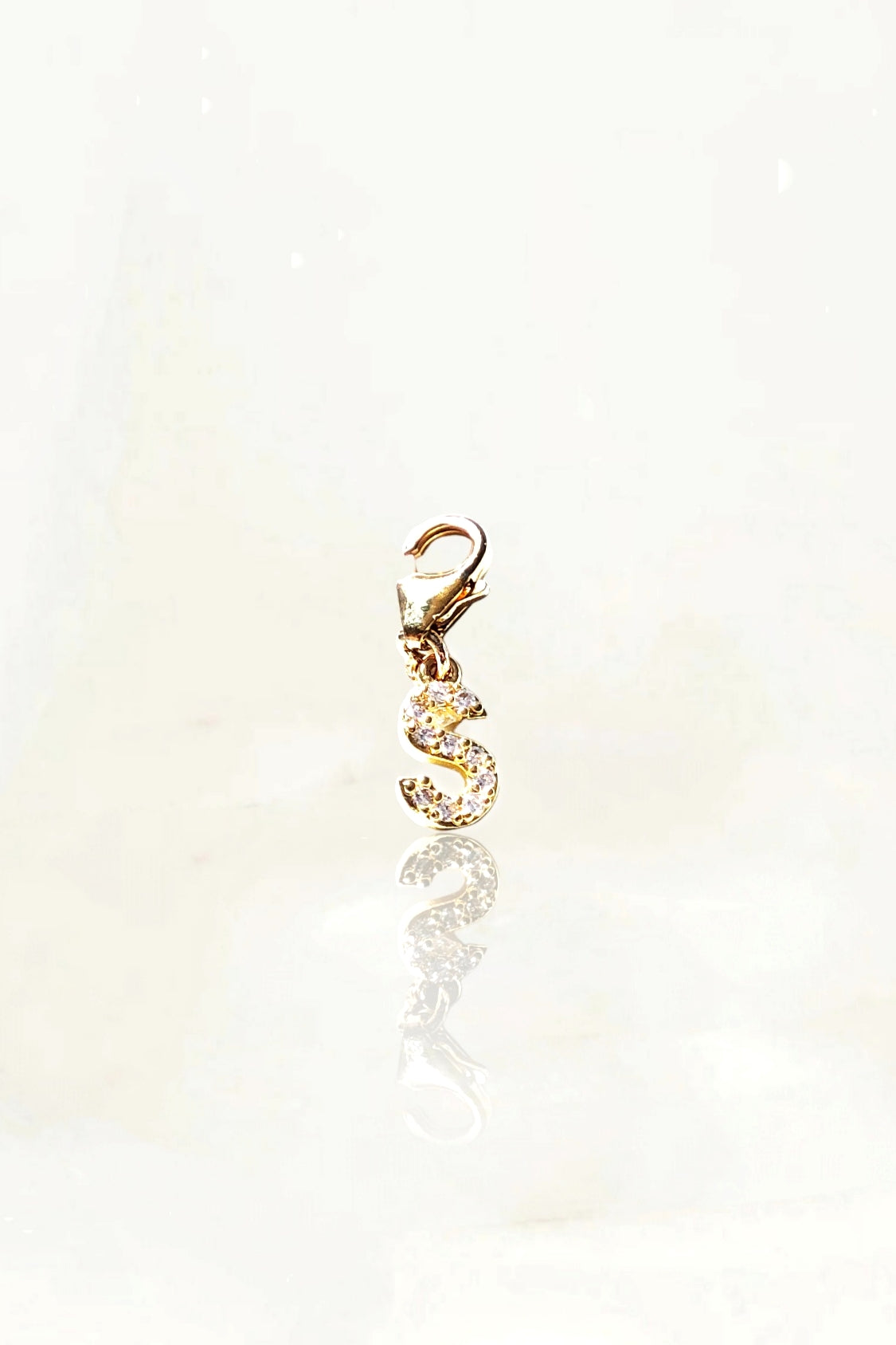 Ô Plum Lettre S breloque plaqué or zircons mousqueton