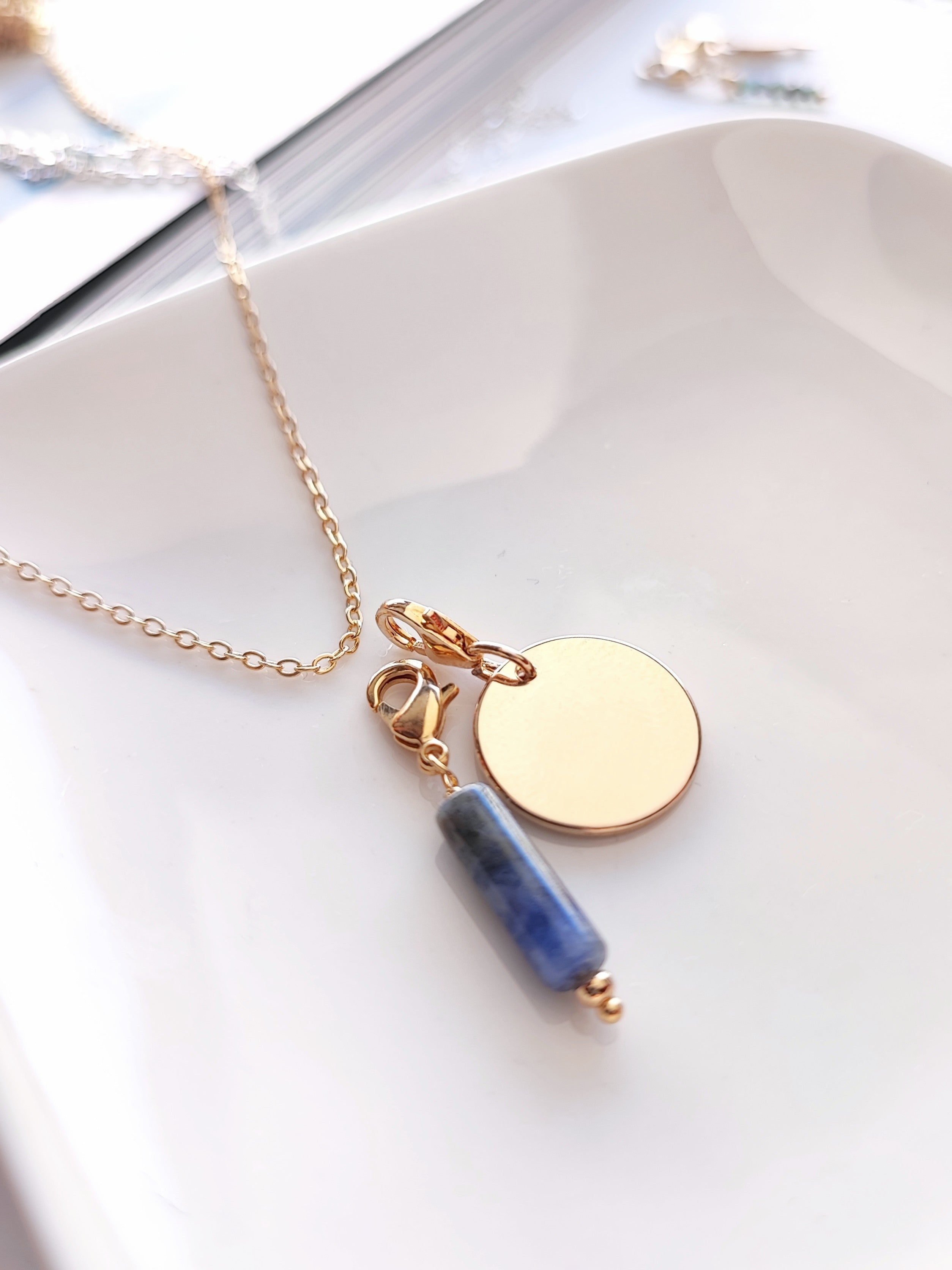 Ô PLUM Breloque tube sodalite plaqué or 2,8 cm
