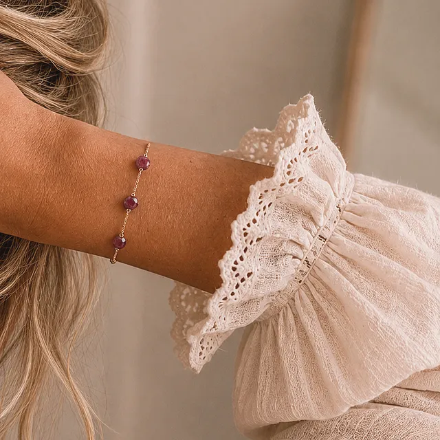 Ô PLUM Ella bracelet trois rubis plaqué or adaptable