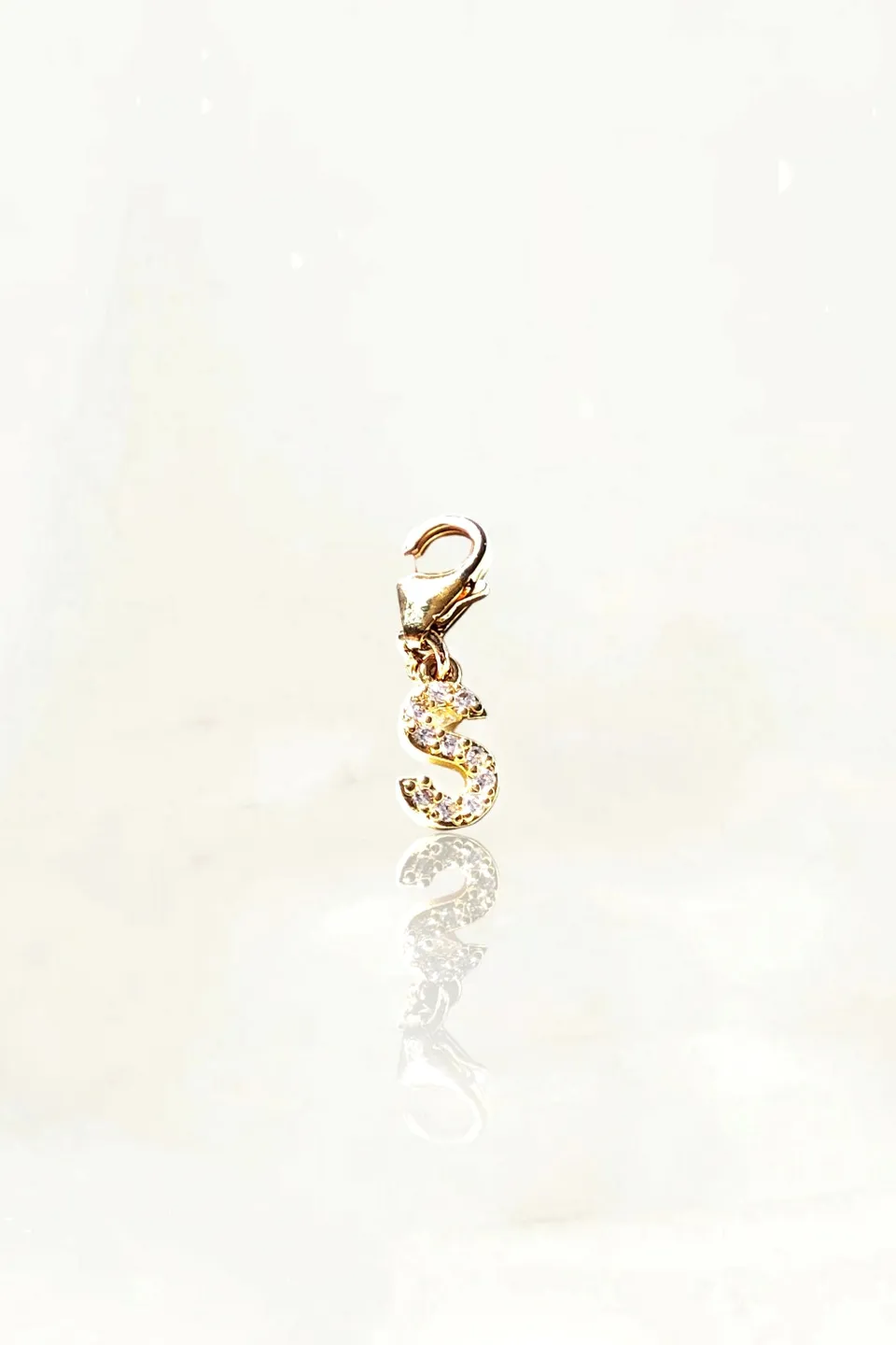 Ô Plum Lettre S breloque plaqué or zircons mousqueton