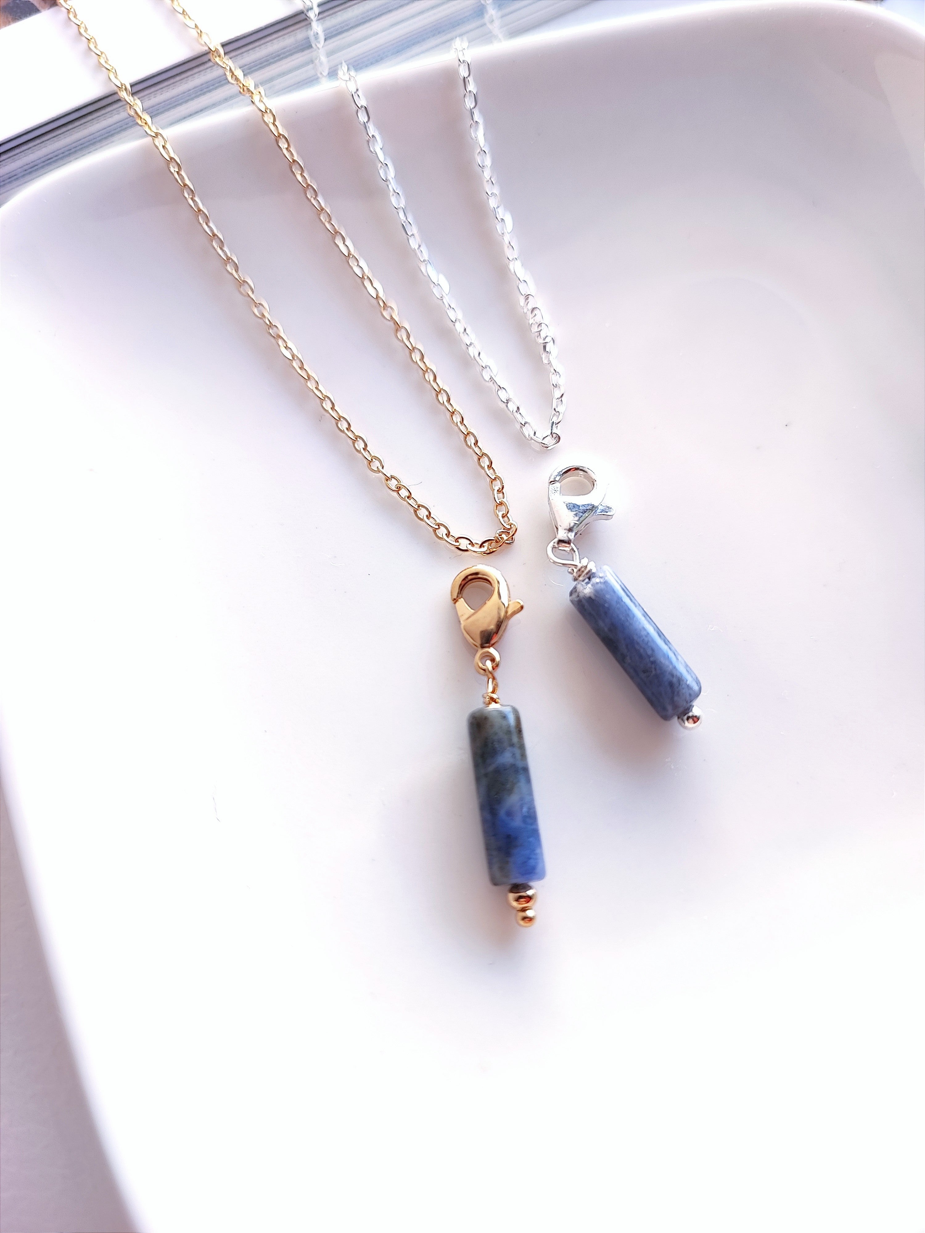Ô PLUM Breloque tube sodalite plaqué or 2,8 cm