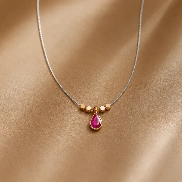 Ô PLUM Collier rubis cordon goutte sertie plaqué or 42 cm