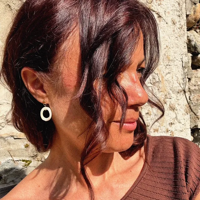 MAD SO CREATION Lumi boucles d'oreilles nacre blanche hypoallergénique