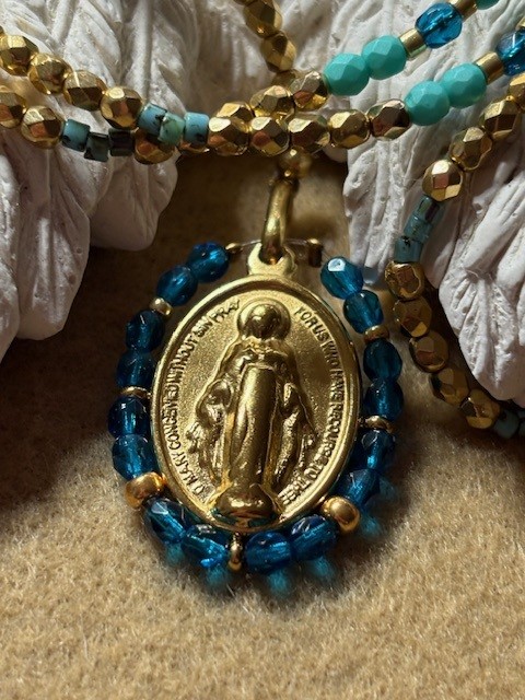 Les Ailes de Gloria Solis collier chapelet fantaisie
