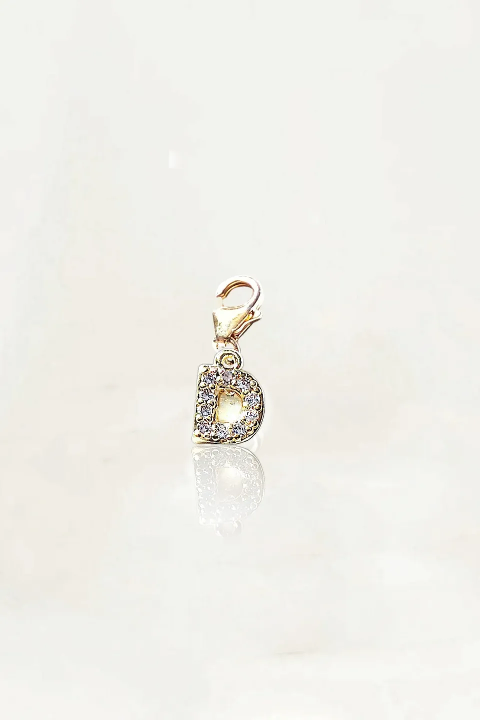 Ô Plum Lettre D breloque plaqué or zircons 2 cm