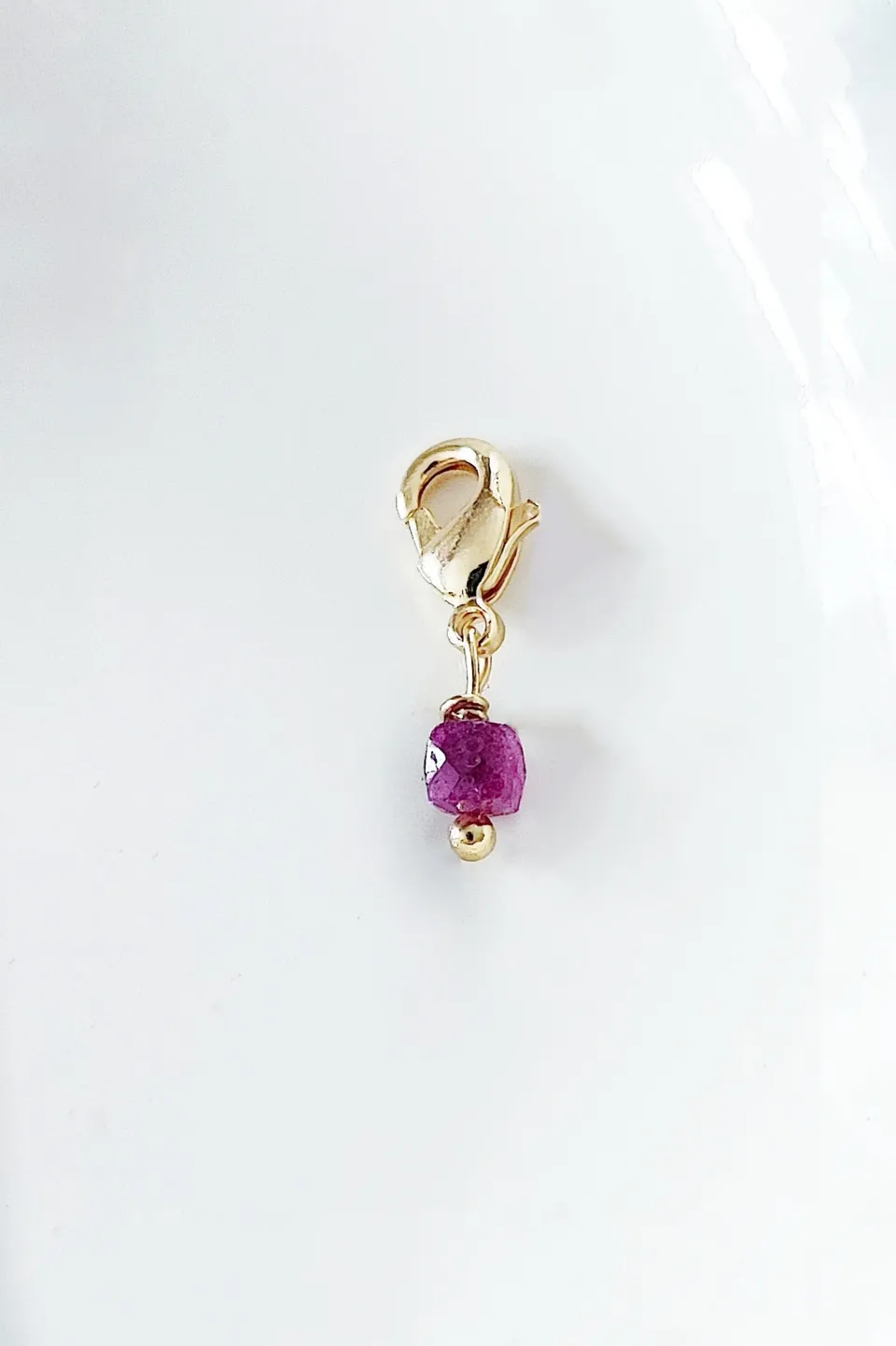Ô PLUM Rubis d'Inde breloque cube plaqué or pierre