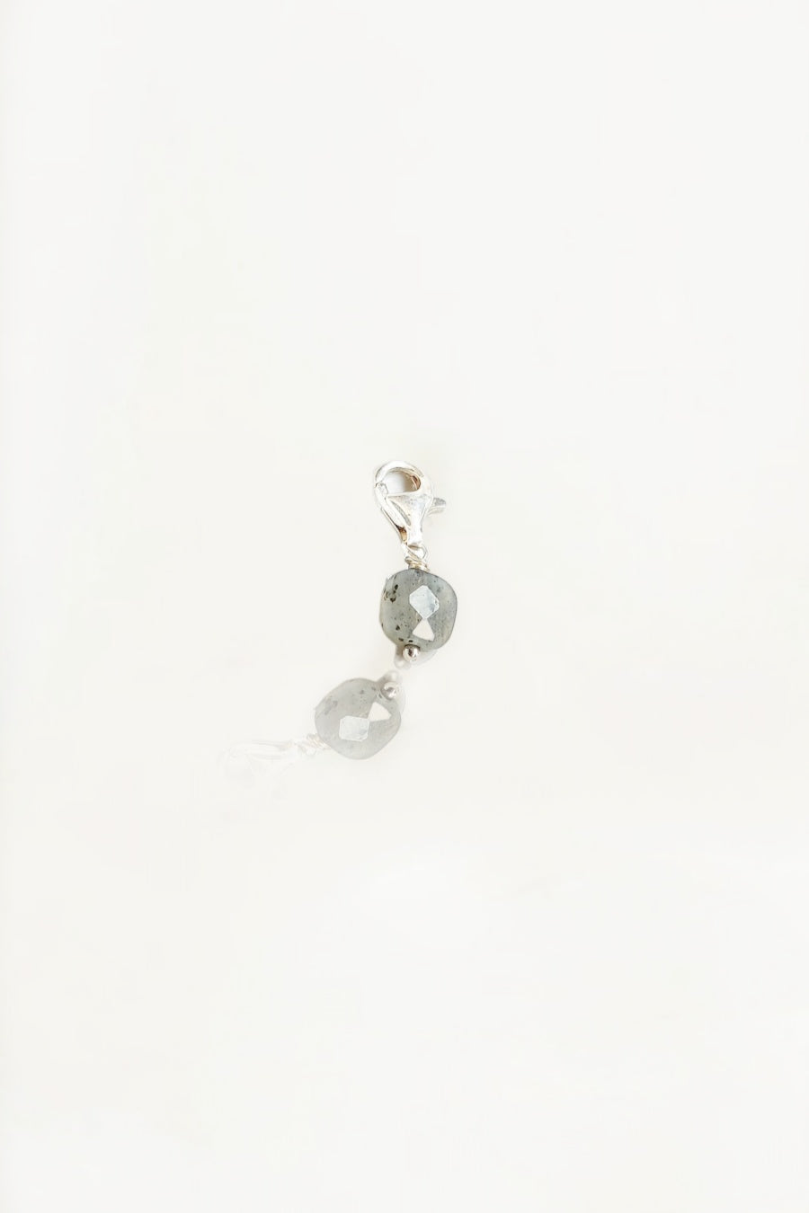 Ô PLUM Petite Labradorite breloque plaqué or protection