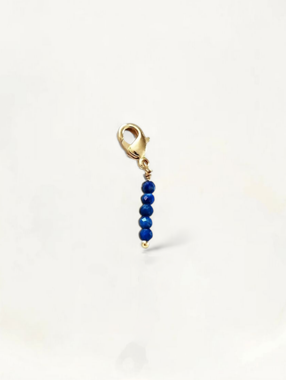 Ô PLUM Tige Lapis Lazuli breloque plaqué or 2,8 cm