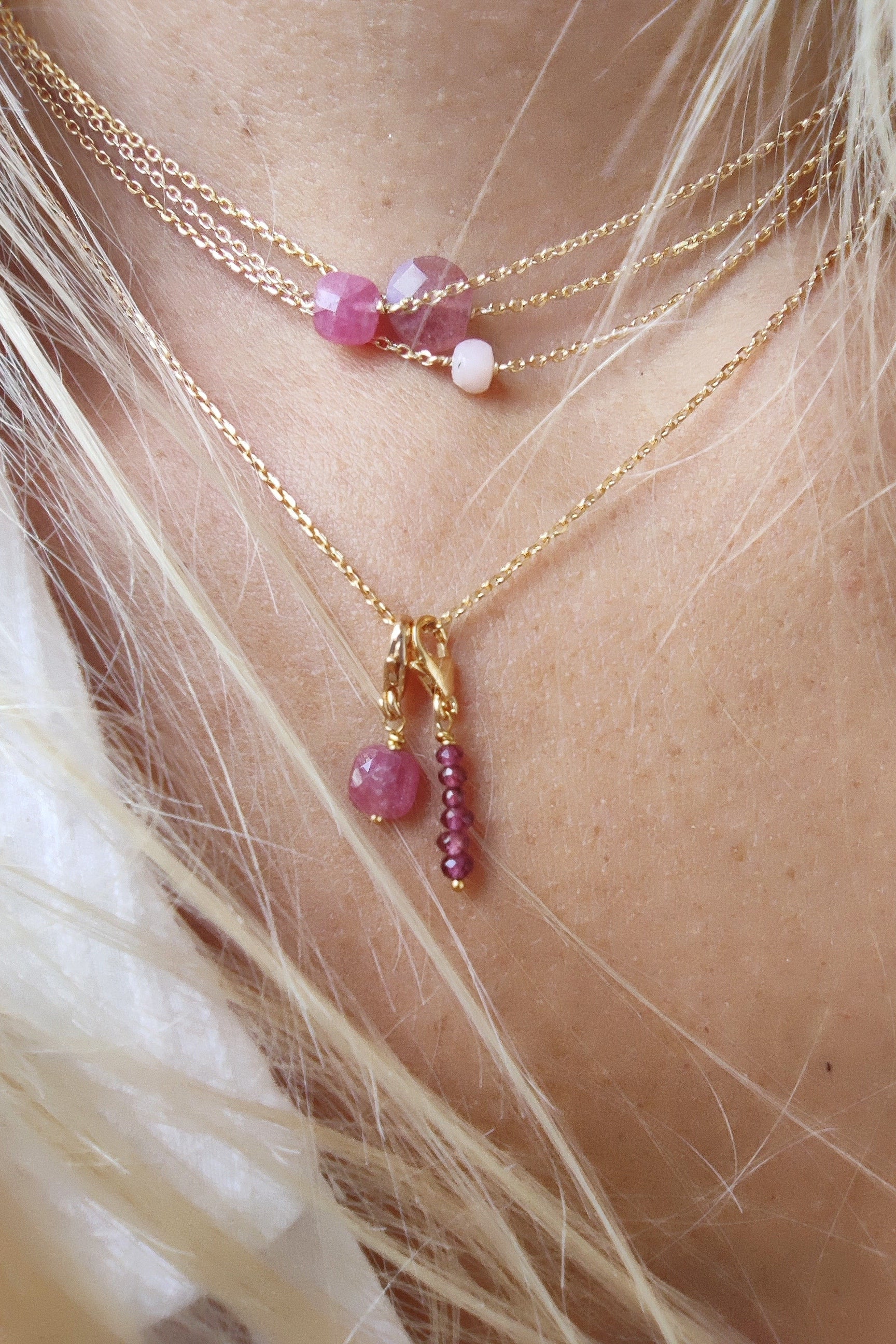 Ô PLUM Breloque tige grenats pendentif plaqué or 2,8 cm