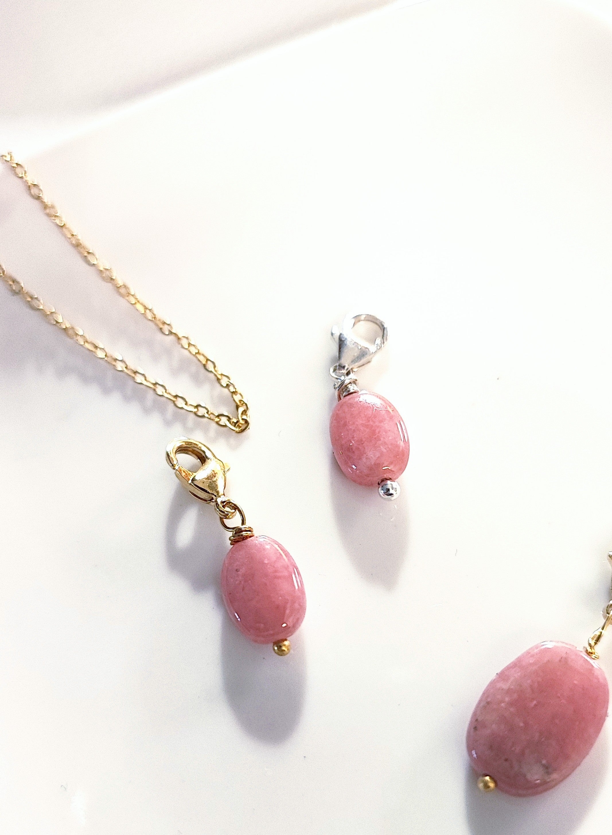 Ô PLUM Breloques et Chaînes Mini Rhodocrosite breloque plaqué or