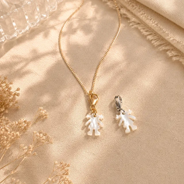 Ô PLUM Breloque fillette nacre blanche charm plaqué or 2,4 cm