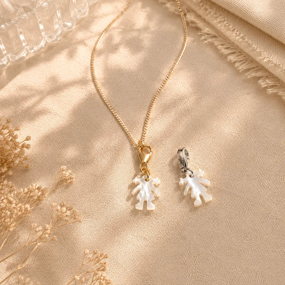 Ô PLUM Breloque fillette nacre blanche charm plaqué or 2,4 cm