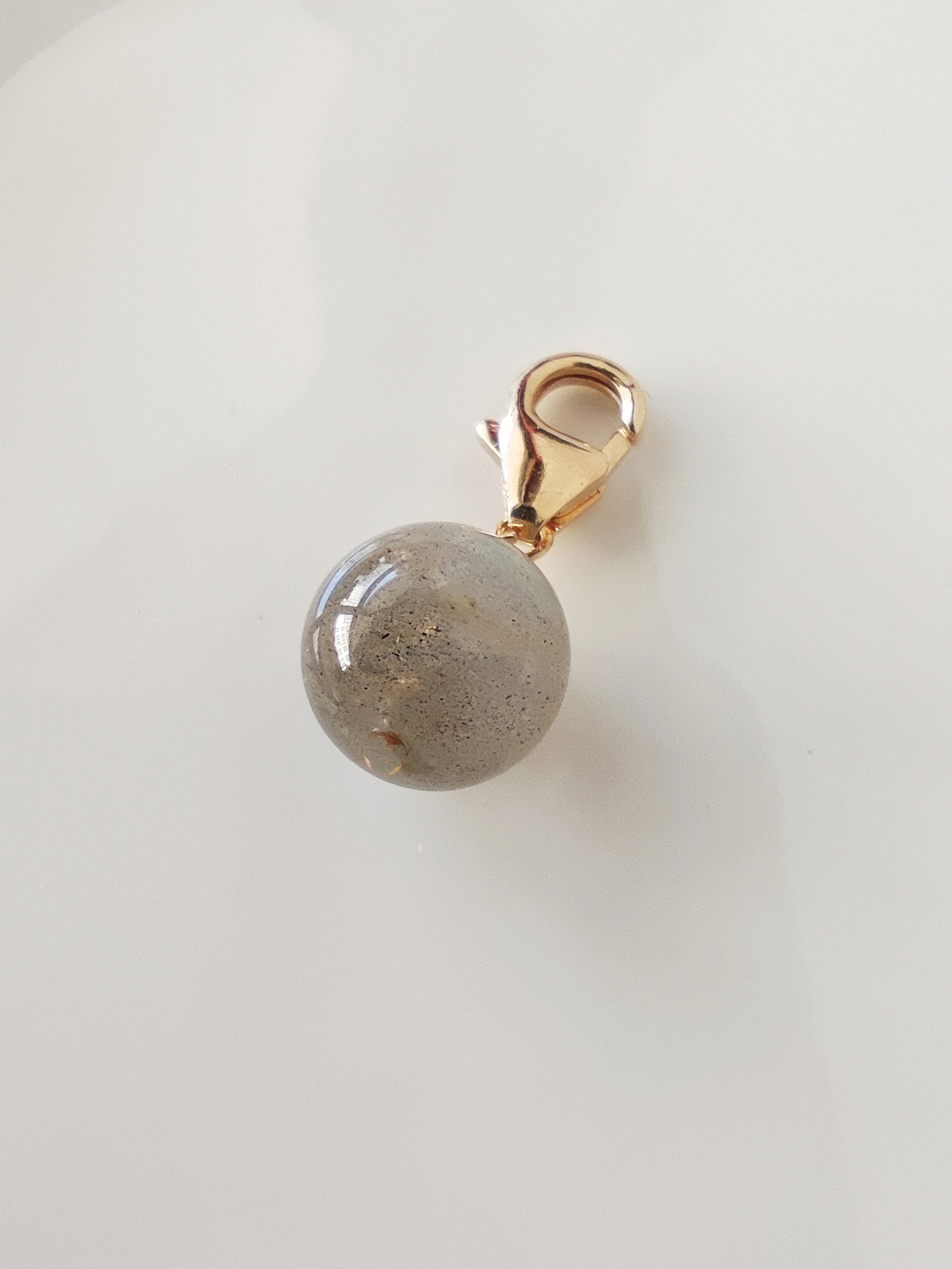 Ô PLUM Perle Labradorite breloque plaqué or protection
