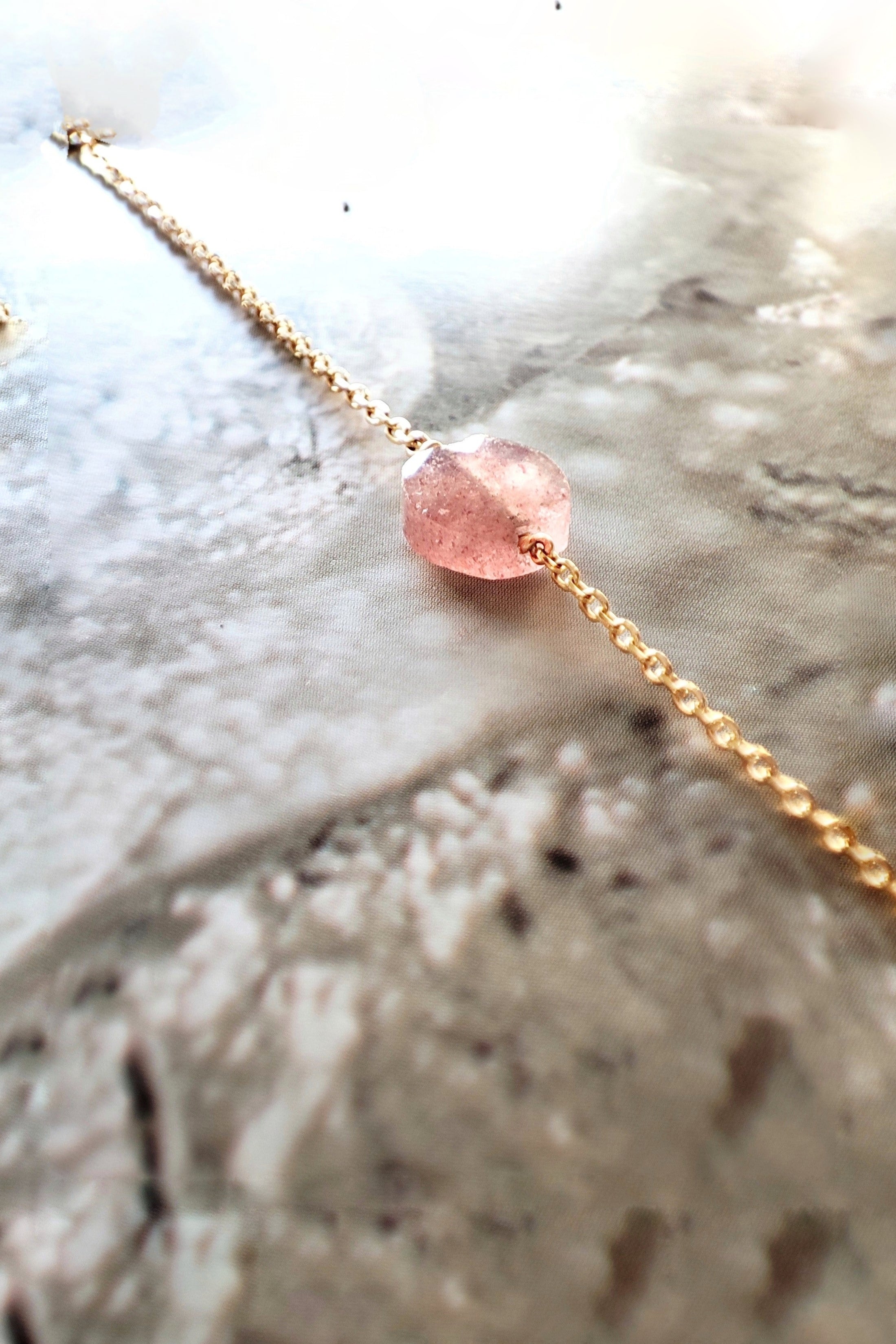 Ô PLUM Shénaa bracelet quartz fraise plaqué or 19 cm