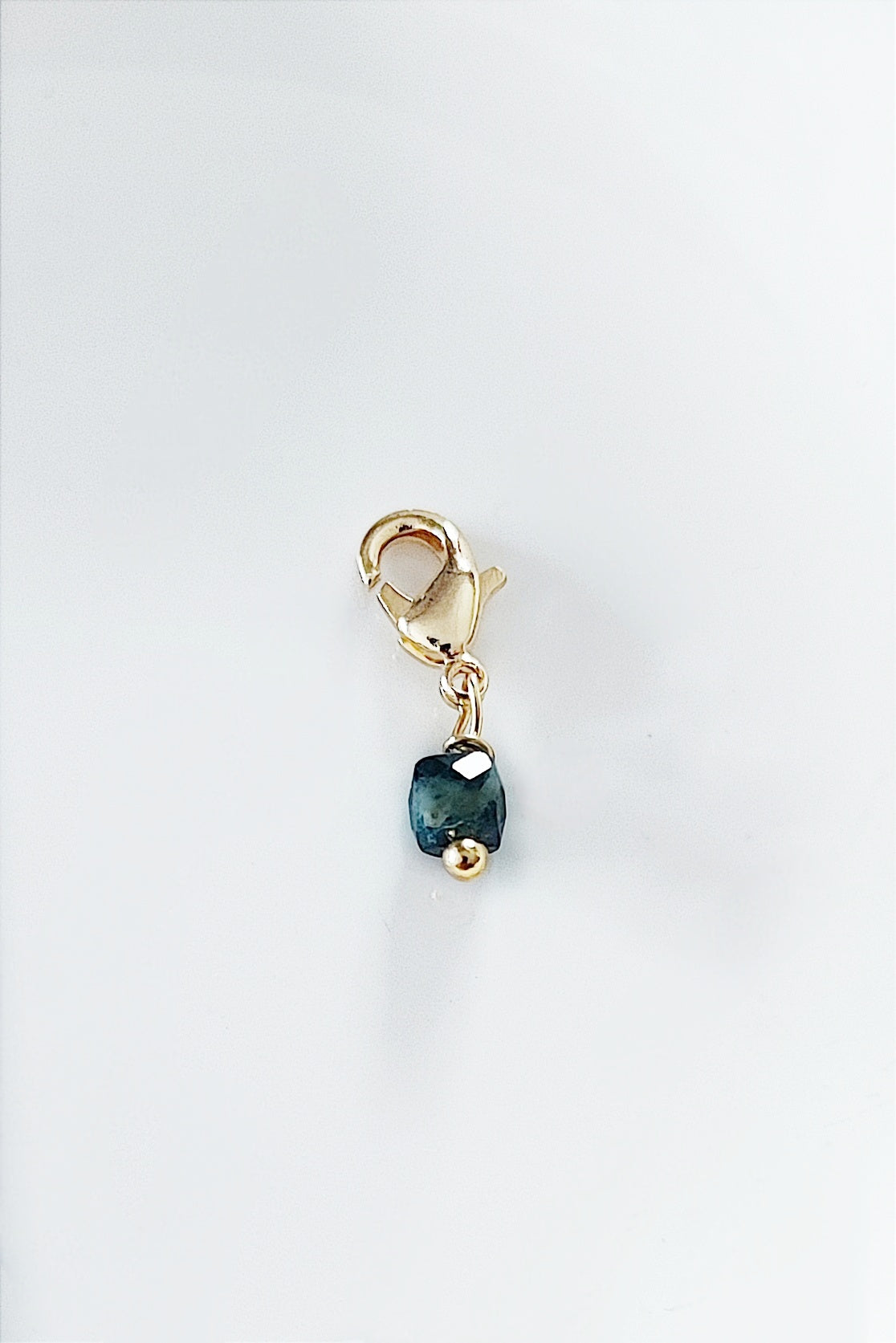 Ô PLUM Breloque Tourmaline Bleue Cube plaqué or