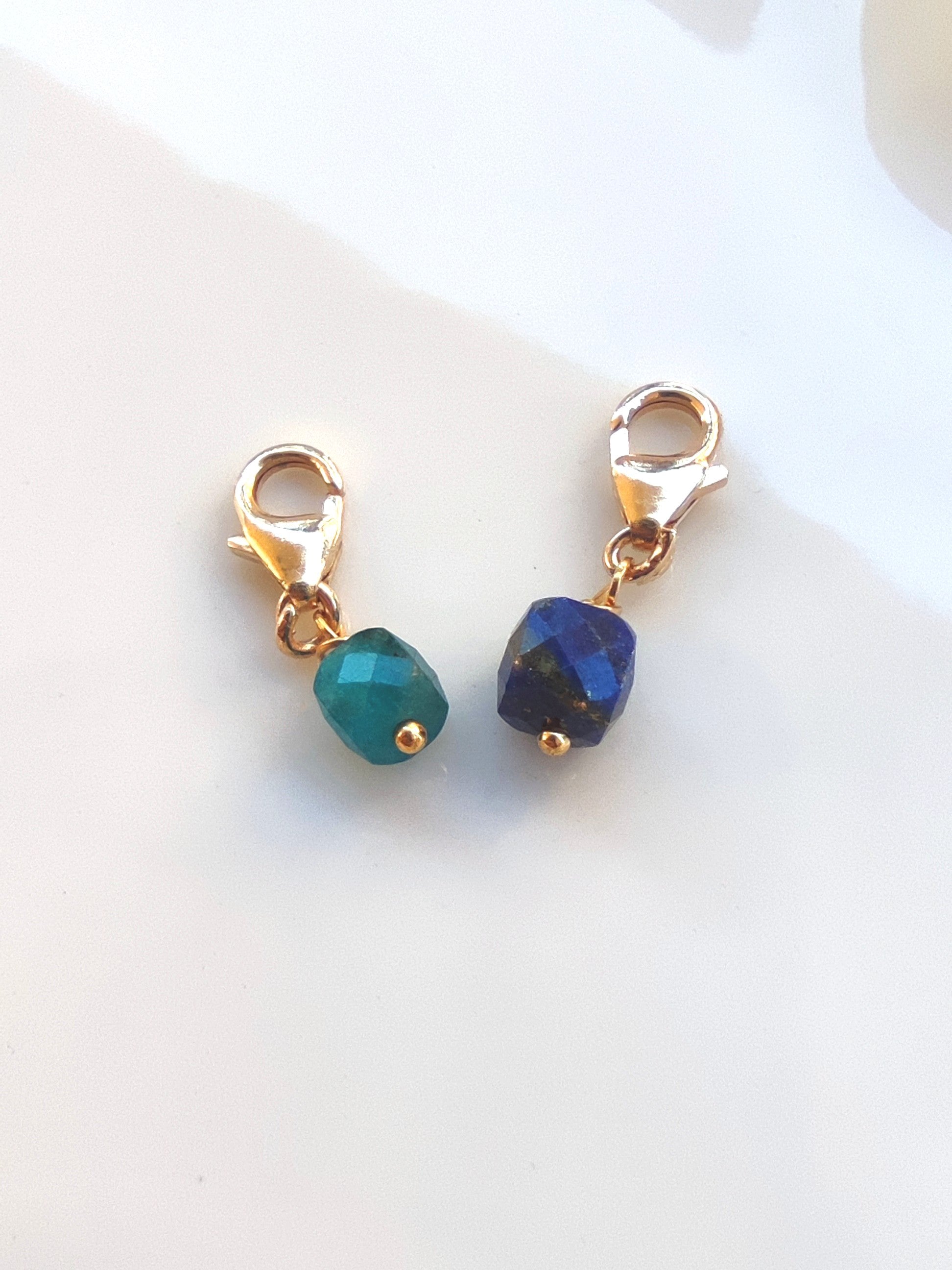 Ô Plum breloque cube lapis lazuli plaqué or pendentif