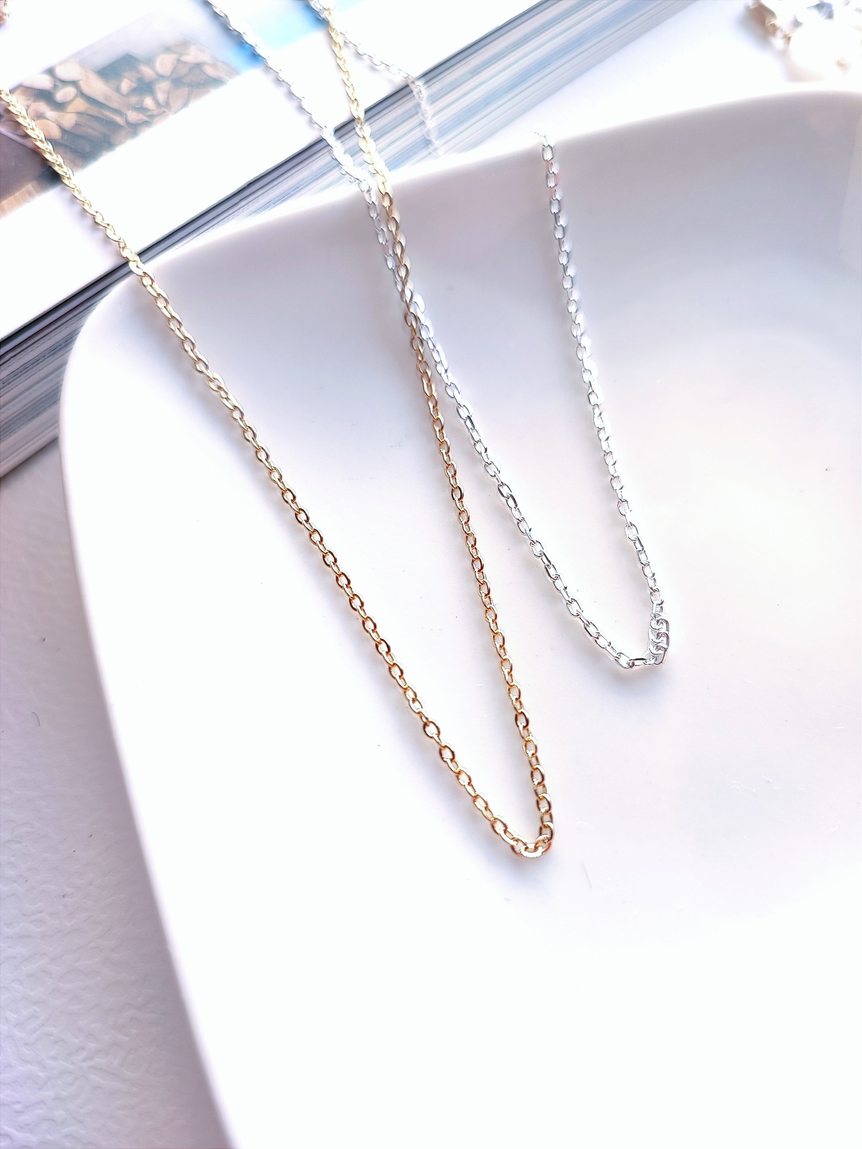Ô PLUM Breloque tube nacre beige pendentif plaqué or 2,8 cm