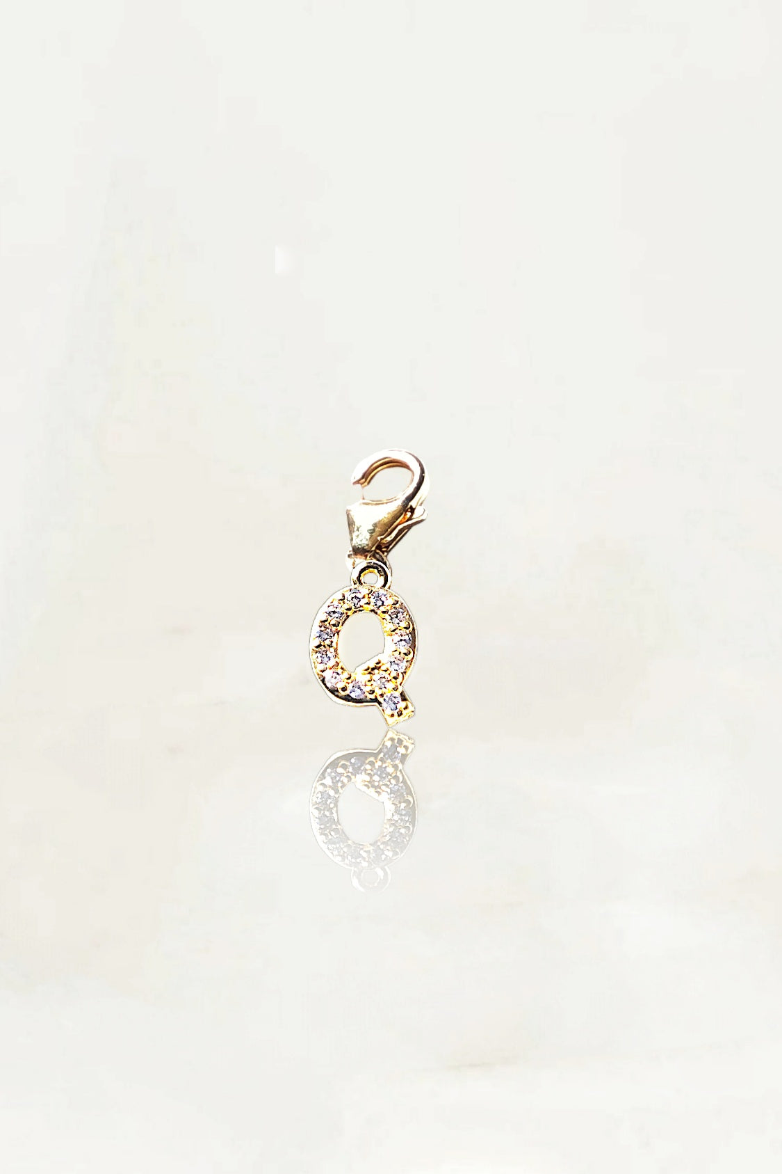 Ô PLUM Breloques Lettre Q breloque plaqué or zircons