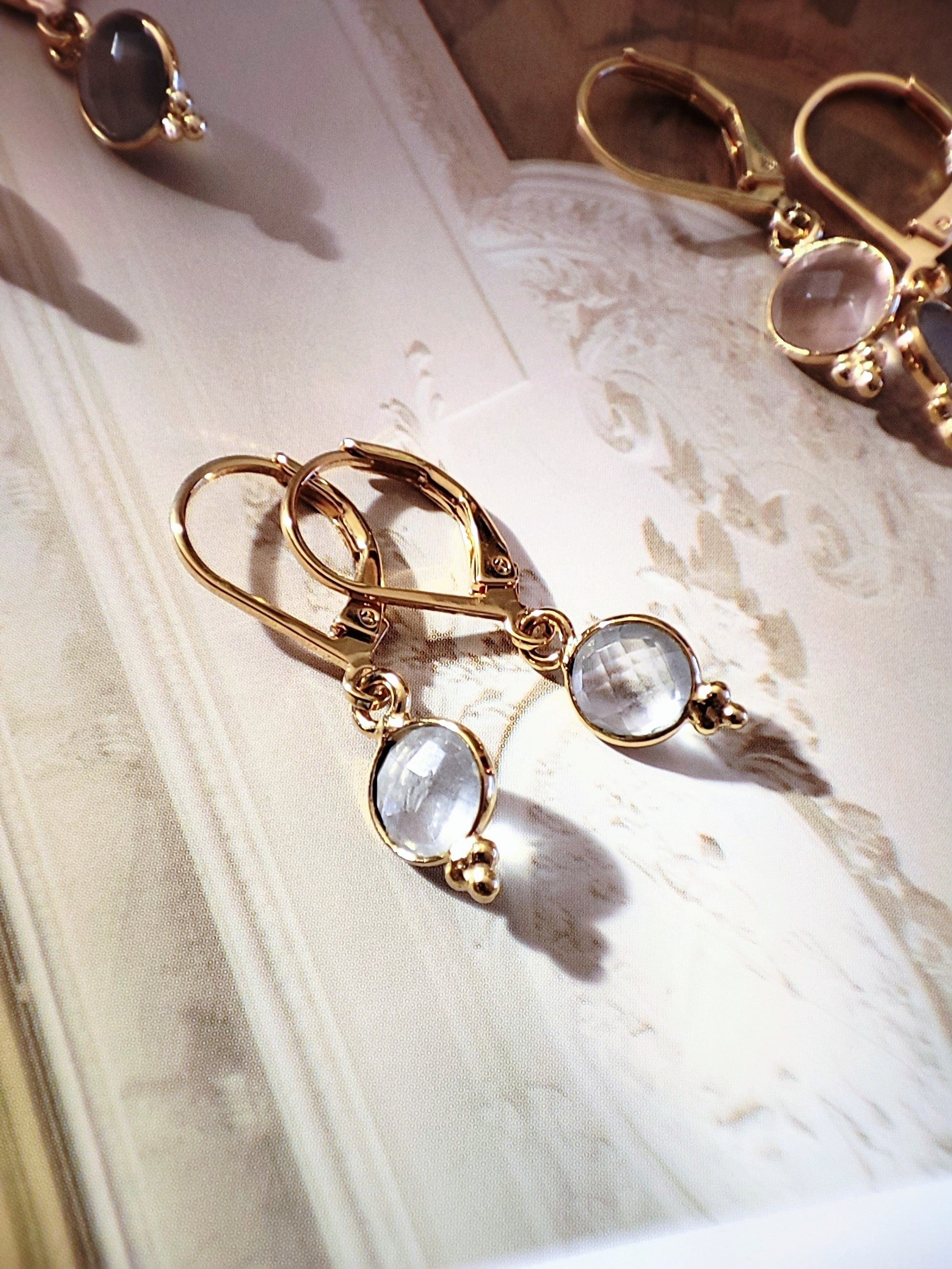 Ô PLUM Boucles Léonie pierre de lune boucles d'oreilles plaqué or