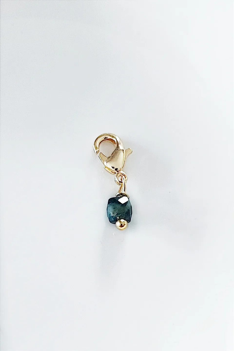 Ô PLUM Breloque Tourmaline Bleue Cube plaqué or