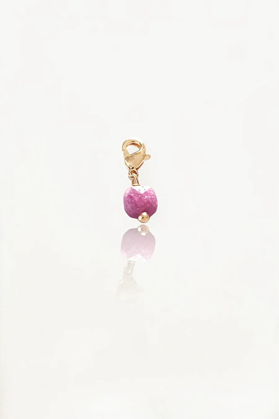 Ô PLUM Petit Rubis d’Inde breloque plaqué or créativité