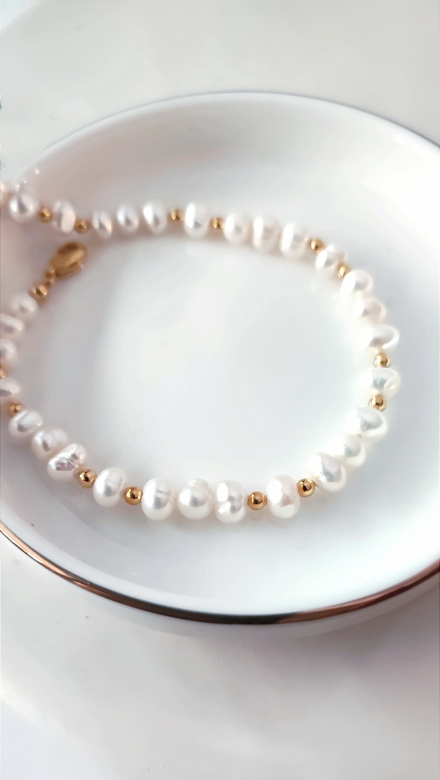 Ô PLUM Luz bracelet perles d'eau douce plaqué or 15-18 cm