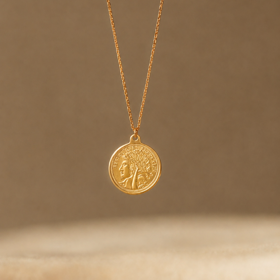 Ô PLUM PAOLA médaille collier plaqué or 55 cm