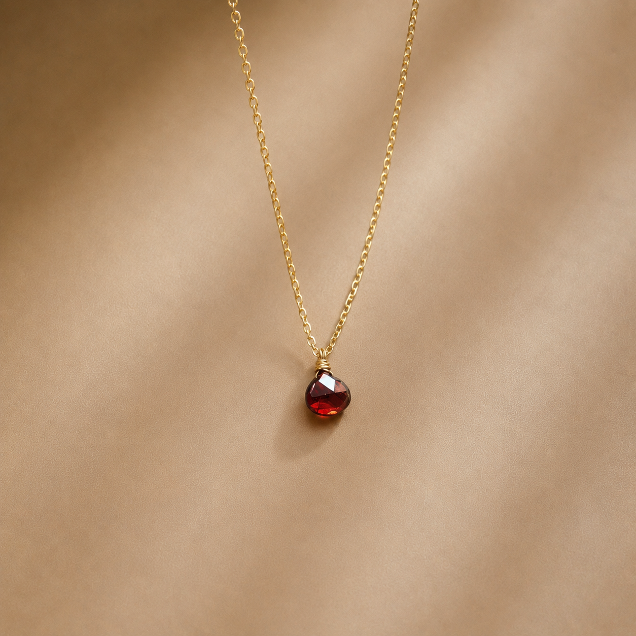 Ô Plum Colliers Lara collier grenat plaqué or 42/45 cm