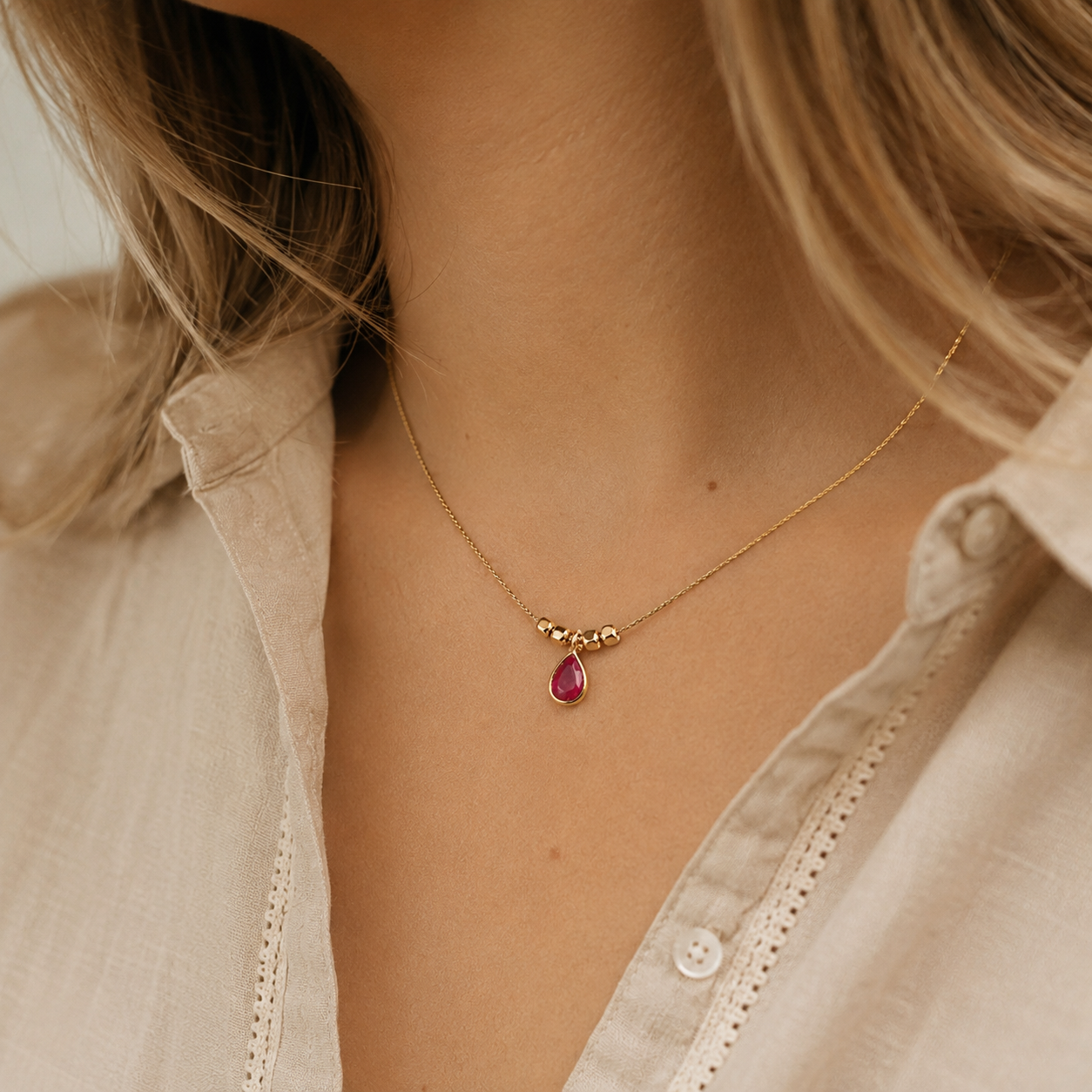Ô PLUM Collier rubis cordon goutte sertie plaqué or 42 cm