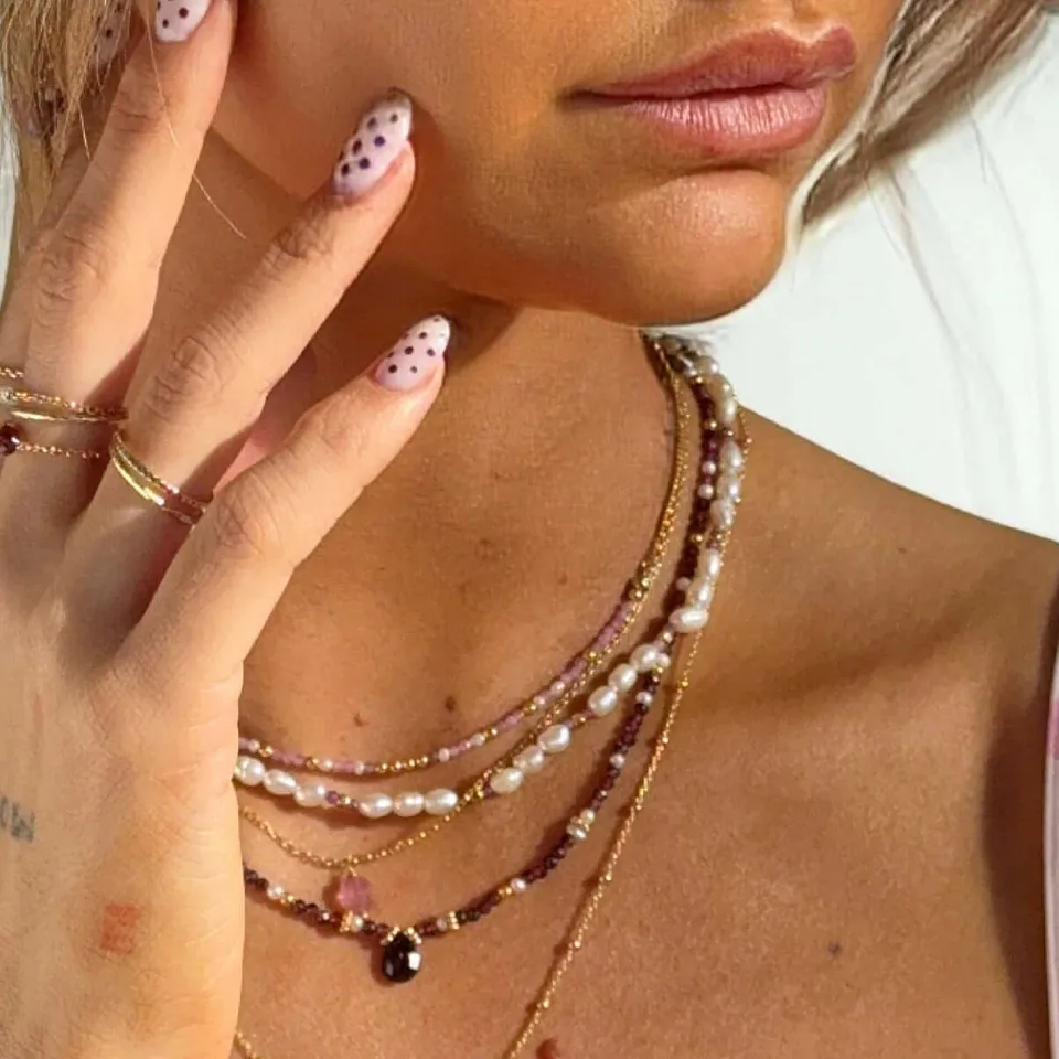 Ô PLUM Anna collier perles et rubis plaqué or 42 cm