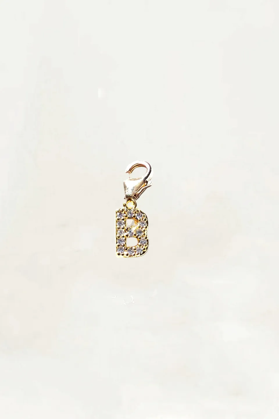Ô Plum Lettre B breloque plaqué or zircons 2 cm