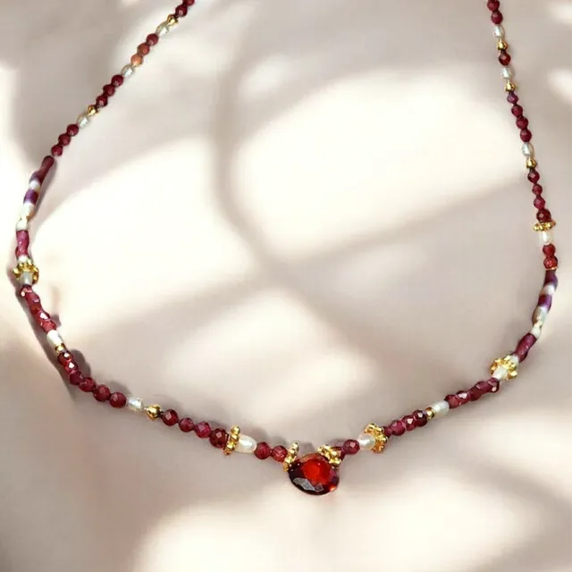 Ô Plum Marianne collier grenat plaqué or 45 cm perles
