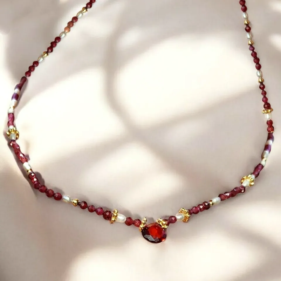 Ô Plum Marianne collier grenat plaqué or 45 cm perles