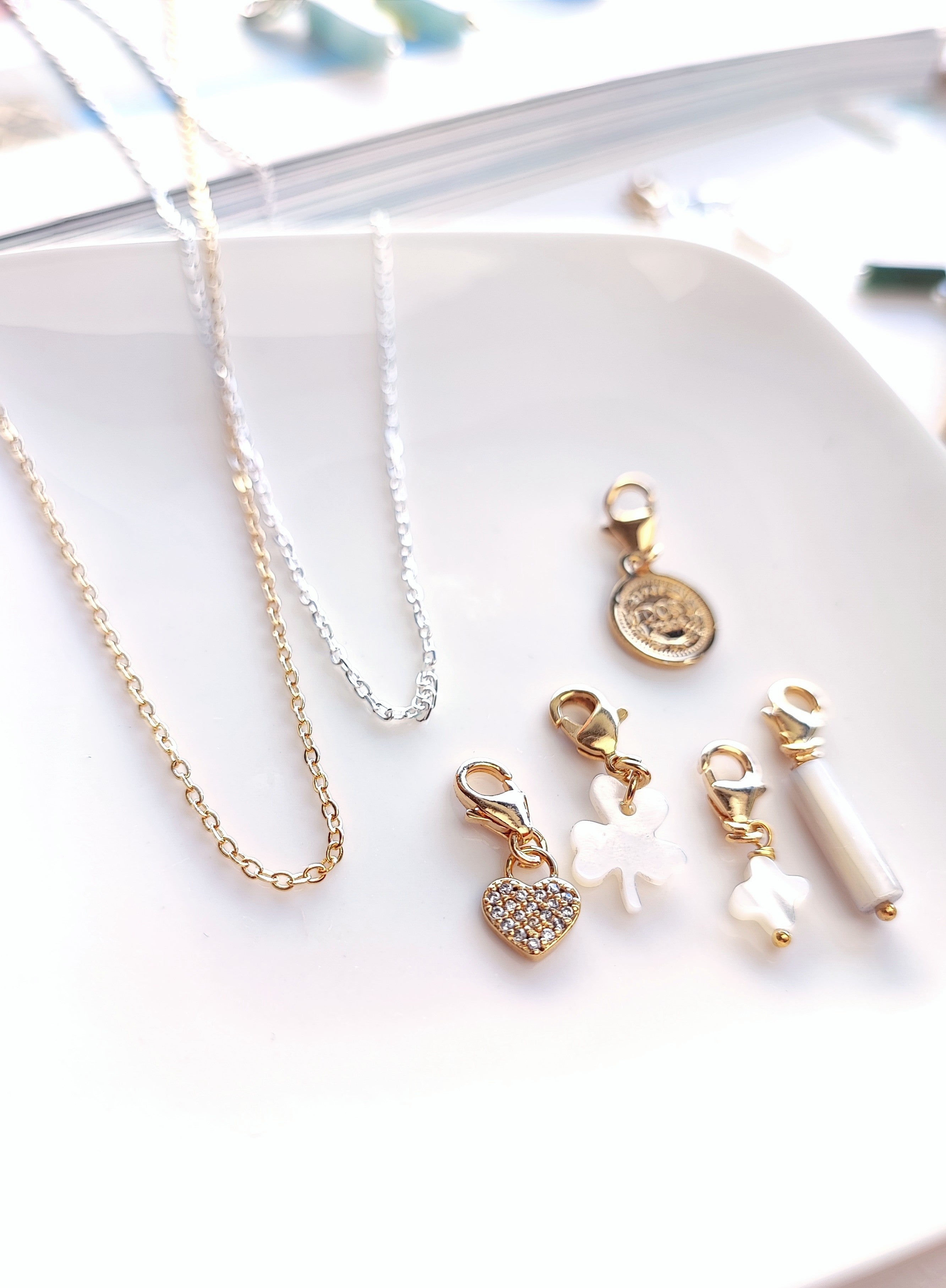 Ô PLUM Breloque tube nacre beige pendentif plaqué or 2,8 cm