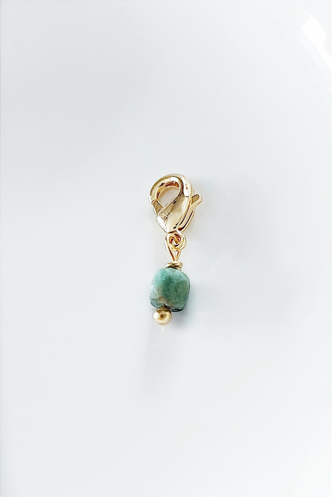 Ô Plum breloque tourmaline verte cube plaqué or
