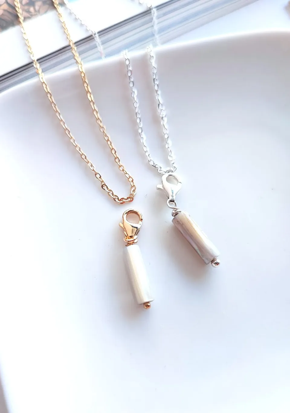 Ô PLUM Breloque tube nacre beige pendentif plaqué or 2,8 cm
