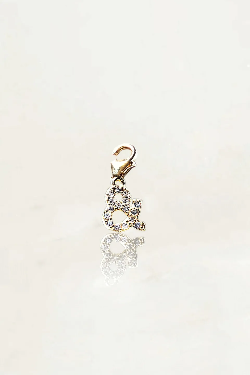 Ô PLUM Lettre & breloque charm plaqué or zircons 2 cm